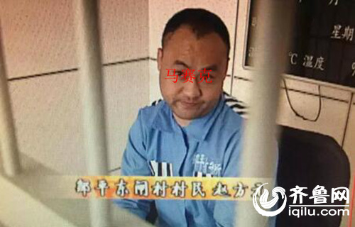 男子持棍暴打采访车,追打两名女记者。