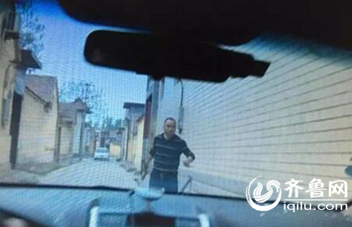 男子狡辩称自己追打记者进派出所,是为了“投案自首”。