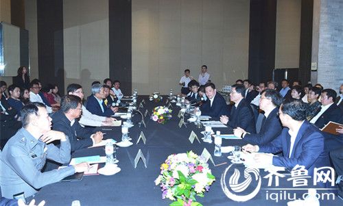 4月11日下午在泰国会见罗勇府尹并出席圆桌会议