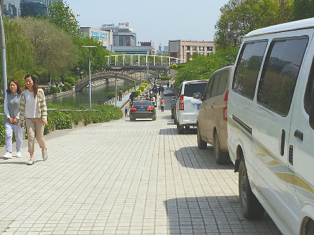 廣場北側消防通道停滿車 記者丁國彬 攝