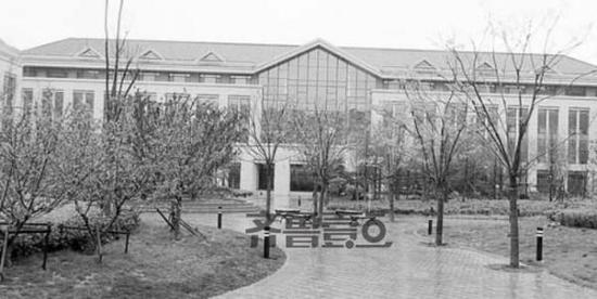 主教学楼呈四合院样式,已建成并通过验收