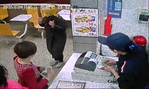 孕婦遭膠帶封嘴 跑出呼救嚇壞食客。