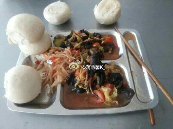 網絡上傳出的巨野大成中學食堂菜里出現整只老鼠圖片