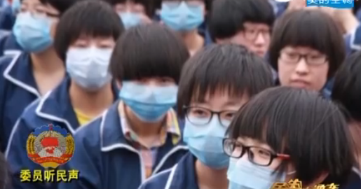 济南历城二中学生戴口罩上课的图片刷爆了朋友圈（视频截图）