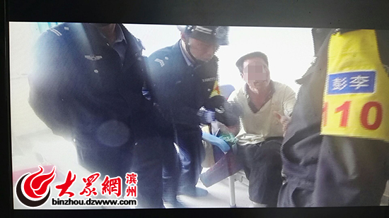 協勤隊員瞅準機會奪下菜刀