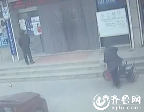 犯罪嫌疑人趁周圍沒人將電動車騎走(視頻截圖)