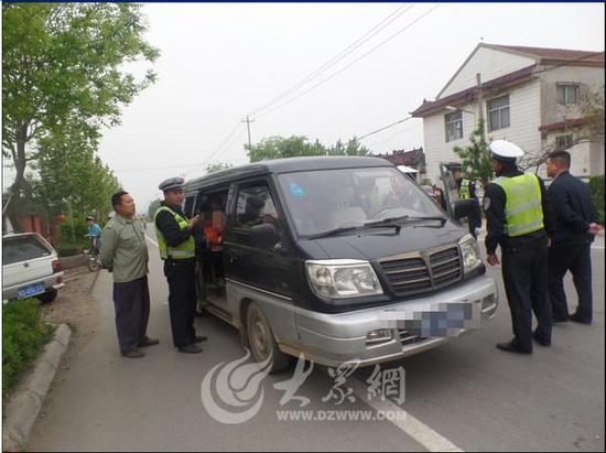 執勤民警對“黑校車”進行檢查