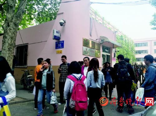 23日,参加山东省公务员考试的考生走出考场。　齐鲁晚报记者　周国芳　摄