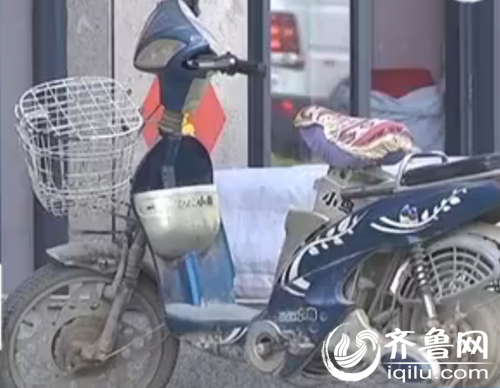 犯罪嫌疑人趁周圍沒人將電動車騎走(視頻截圖)