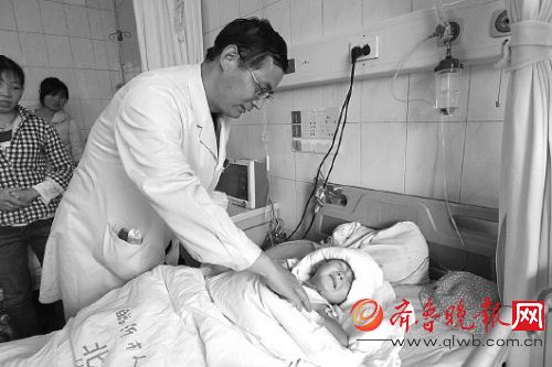 醫生檢查小森術后情況,尚未從麻醉中完全醒來的小森喊疼。