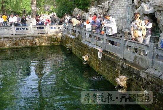 27日下午,趵突泉的實時水位創出今春新低:27.23米。與此同時,黑虎泉徹底停噴,一片荒涼。 齊魯晚報·齊魯壹點記者 周青先 攝