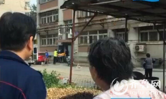 兩老人在家中自殺身亡,一個(gè)以上吊的方式,一個(gè)則躺在地上(視頻截圖)