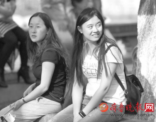 近來, 濟南已早早地有了夏天的味道, 在街頭隨時可以看到穿夏裝的年輕人。 本報記者 周青先 攝