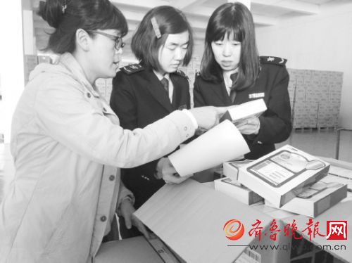 威海檢驗檢疫局工作人員正在檢驗入境的韓國面膜。 本報記者 李彥慧 攝