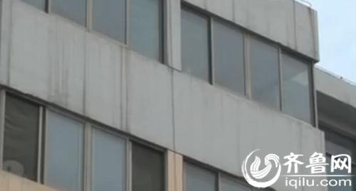 　案發(fā)地的兩個陽臺是相對的。（視頻截圖）