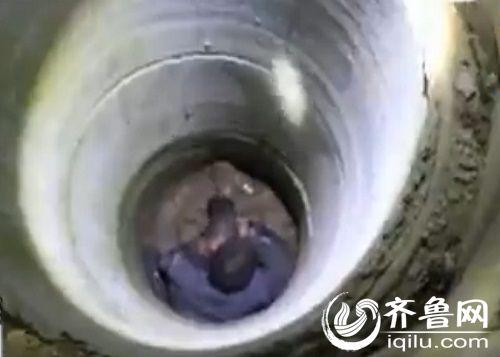 電動(dòng)車的主人被找到的時(shí)候,正坐在一口枯井的井底,神智倒還算清醒。(視頻截圖)