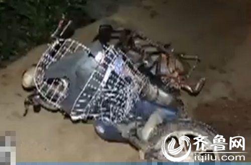 到達(dá)現(xiàn)場之后,現(xiàn)場一輛電動(dòng)車,電動(dòng)車周圍一大片血(視頻截圖)