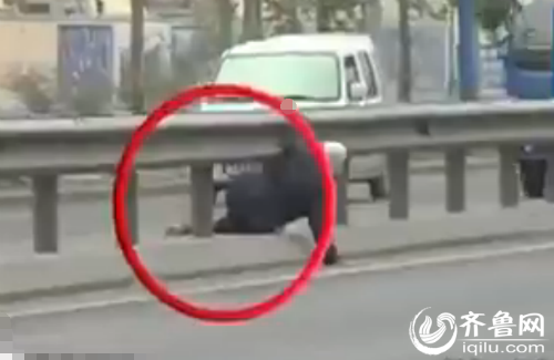 臨沂市羅莊區(qū)西店子村的一些老百姓反映,他們村口的人行橫道,突然被公路局裝了隔離護(hù)欄,給封堵上了,路走不成了,不得已村民外出,要么鉆爬護(hù)欄,要么逆行(視頻截圖)