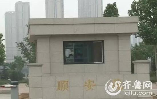 小區保安介紹,出事的廉租房里邊住著一對中年夫婦,死亡的是一名四五十歲的女子。(視頻截圖)