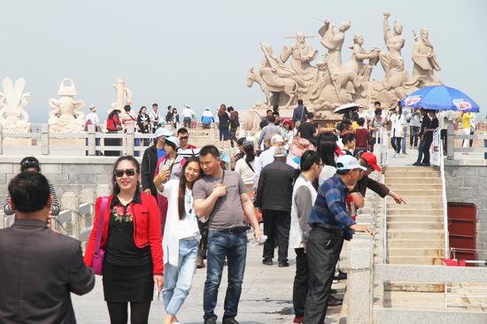 图:八仙过海景区人潮涌动。