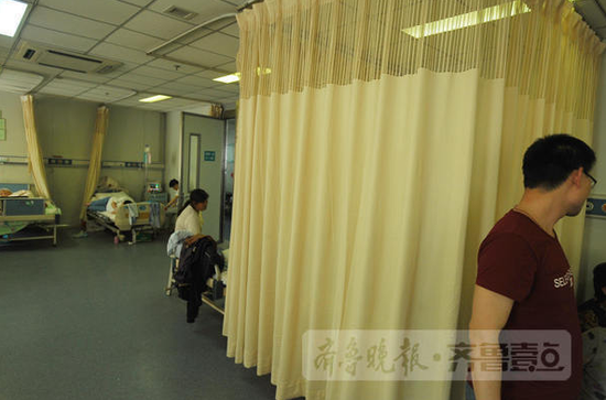 医院里,女孩的家属一直陪在女孩身边 齐鲁壹点 记者 戴伟 摄