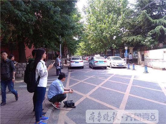 事發學校門口,大批記者來采訪。齊魯壹點 記者 戴偉 攝