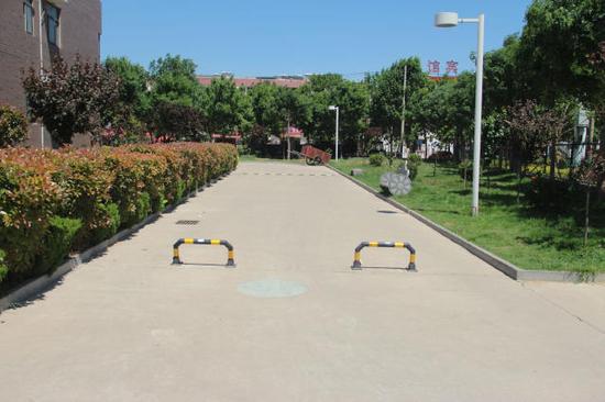 (小區道路安置減速帶和阻攔鎖。)