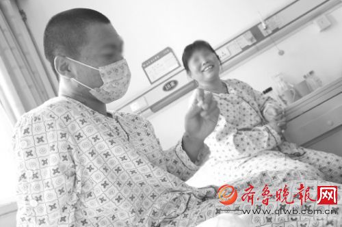 齐鲁晚报5月5日讯(记者 陈晓丽 周国芳)5日, 省立医院一间病房里, 一 对母子在住院观察等待肾移植。 一 周后, 母亲要将自己的肾捐给突患 尿毒症的儿子。 本报记者 陈文进 摄