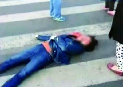 女行人被砸倒在地(資料圖)。圖片來自網絡
