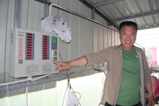(自行車車棚內安裝了充電設備。)