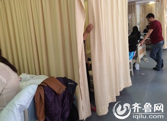 15歲的女生于昨日出現(xiàn)中毒癥狀后，今天已經(jīng)轉(zhuǎn)院至齊魯醫(yī)院中毒科，其母不希望女兒收到打擾。