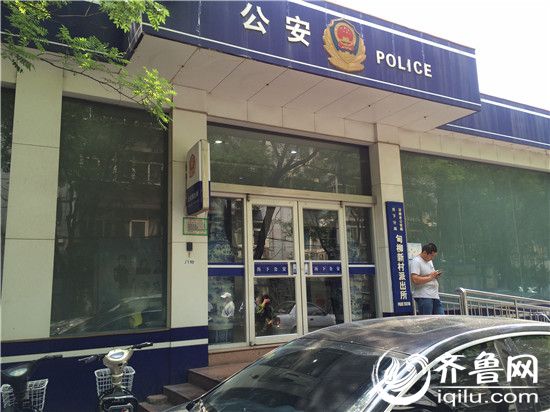 警方稱，涉事學(xué)生吳某與鄭某系同班同學(xué)，兩人因日常學(xué)習(xí)產(chǎn)生矛盾，吳某便產(chǎn)生了“讓鄭某不舒服”的想法。