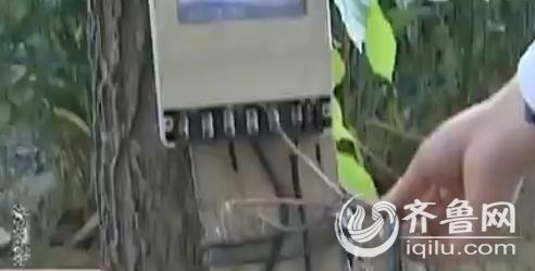 記者順著電線來到了機井西邊大約100米處的一個電線桿下邊,看見電線桿上纏著幾根電線,其中有兩根電線的線芯都裸露在了外面。(視頻截圖)