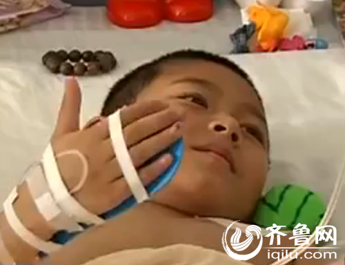 小家研已經意識清醒，能夠與人交流。（視頻截圖）
