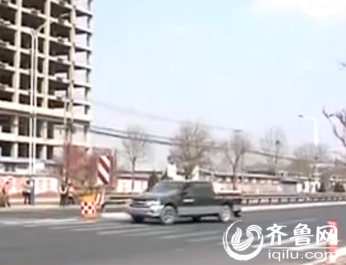 事件回顧：小家研和奶奶結伴回家，被一輛黑色的SUV轎車撞飛。（視頻截圖）
