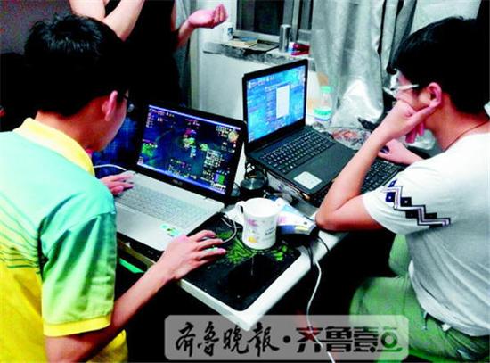 大學宿舍里正在玩游戲、看視頻的學生。(受訪者供圖)