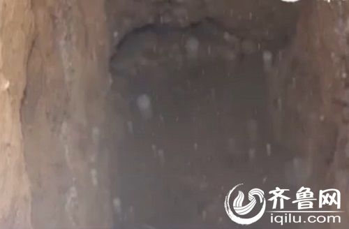 民警趕到案發(fā)現(xiàn)場(chǎng)后發(fā)現(xiàn)，墓穴邊上有一個(gè)直徑六十公分、深約3米的洞穴（視頻截圖）