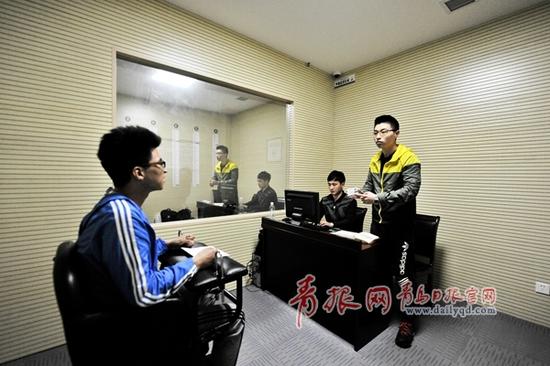 青島鐵路公安處刑警支隊(duì)偵查員在審訊盜竊嫌疑人胡某。王忠興 攝