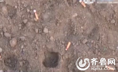 墓穴邊上有一個(gè)直徑六十公分、深約3米的洞穴，周圍散落著一些作案工具，和一些礦泉水瓶、煙頭