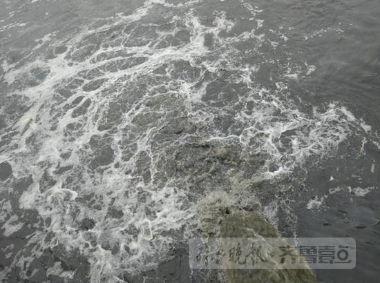 污水口正在向河里排污。