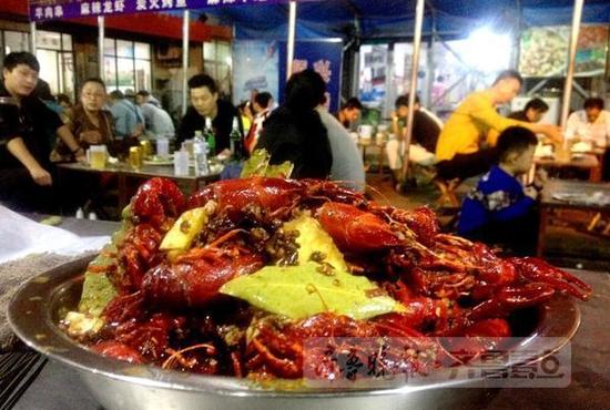 小龍蝦早已成為市民餐桌上的一道美味。齊魯晚報·齊魯壹點記者 左慶 攝