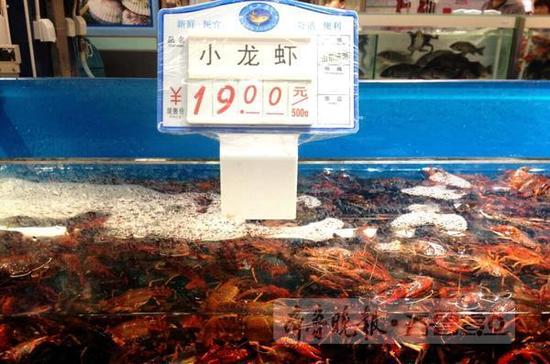 超市里的小龙虾摆在冰柜里,还标明了产地。齐鲁晚报·齐鲁壹点记者 左庆 摄