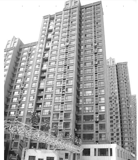 潍坊状元府小区8号楼的多名业主发现自己住了两年多的房子竟被法院拍卖了。齐鲁晚报·齐鲁壹点记者 孙国祥 摄