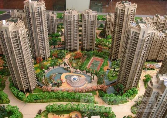 今年4月中旬,潍坊高新区翰林新城·状元府8号楼的多名业主发现,住了两年多的房子居然被法院拍卖了,原因是他们所买的房子因牵扯开发商的债务纠纷,2012年前后就已陆续被查封了。