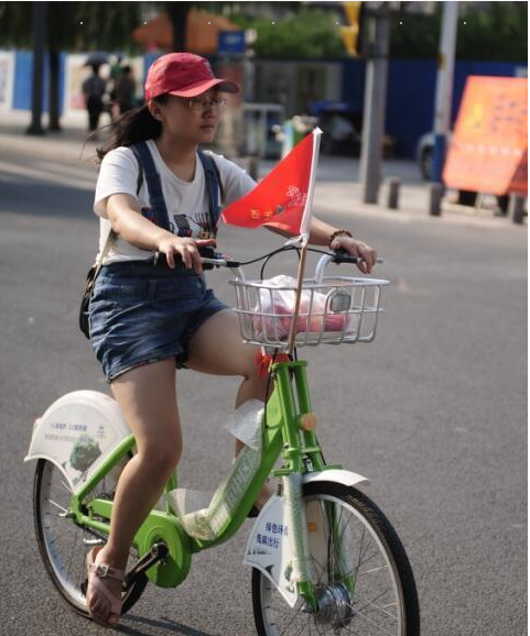 去年9月份無車日期間,不少市民在老城區騎公共自行車體驗“慢生活”。齊魯晚報·齊魯壹點記者 周青先 攝