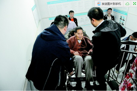 簽約現場, 工作人員為行動不便的居民提供幫助。