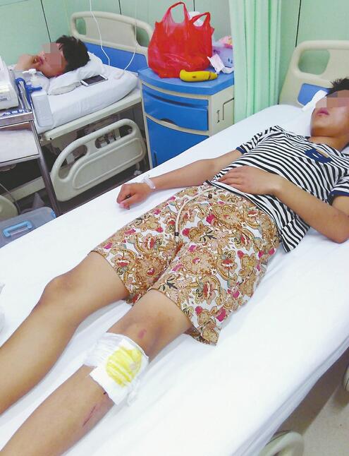 5日,年僅16歲的張磊躺在病床上不能動彈。記者李永明 攝