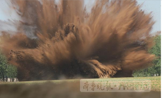 11日在临沂郯城,泥沙掩埋了约70年的美式“AB-250-54”型航空炸弹被引爆,溅起黄沙一片。