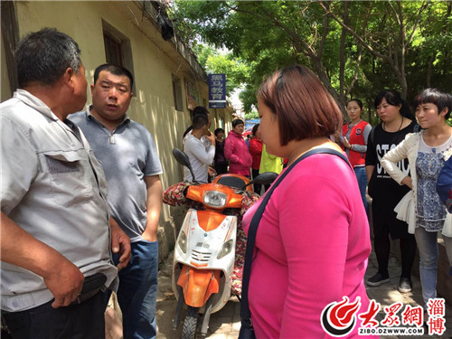 今天上午開始,許多愛心人士在女孩家中等候消息。