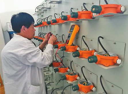 在雙安儀器儀表有限公司,殘疾職工老王(化名)正在一絲不茍地逐個檢測儀表情況。